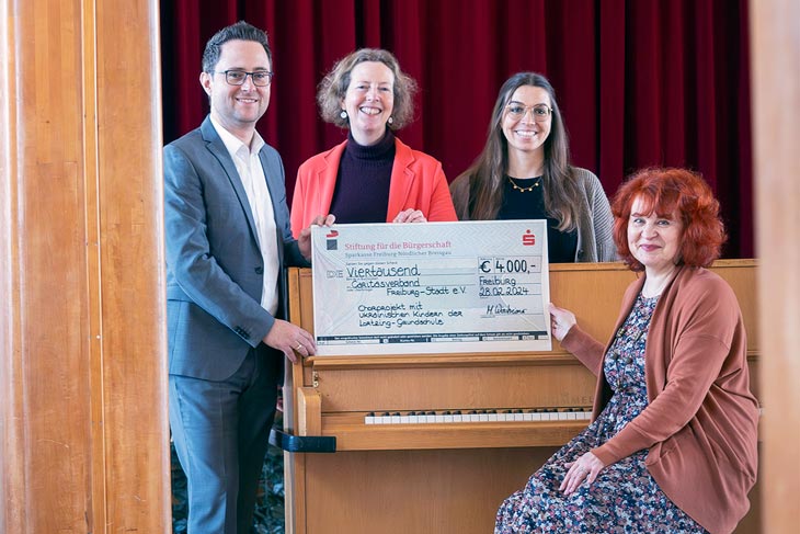 Spendenübergabe der Sparkasse für das Chorprojekt an der Lortzingschule