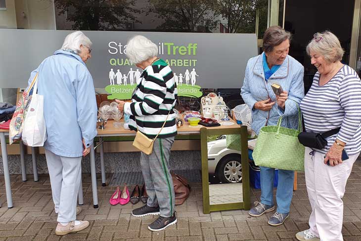Der Nachbarschaftsflohmarkt in Betzenhausen ermöglicht Gespräche und Begegnung
