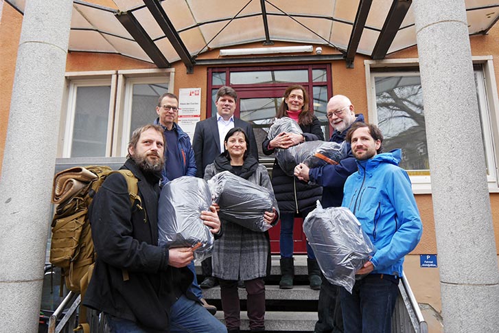 Pro Caritate e. V. spendet Schlafsäcke für wohnungslose Menschen